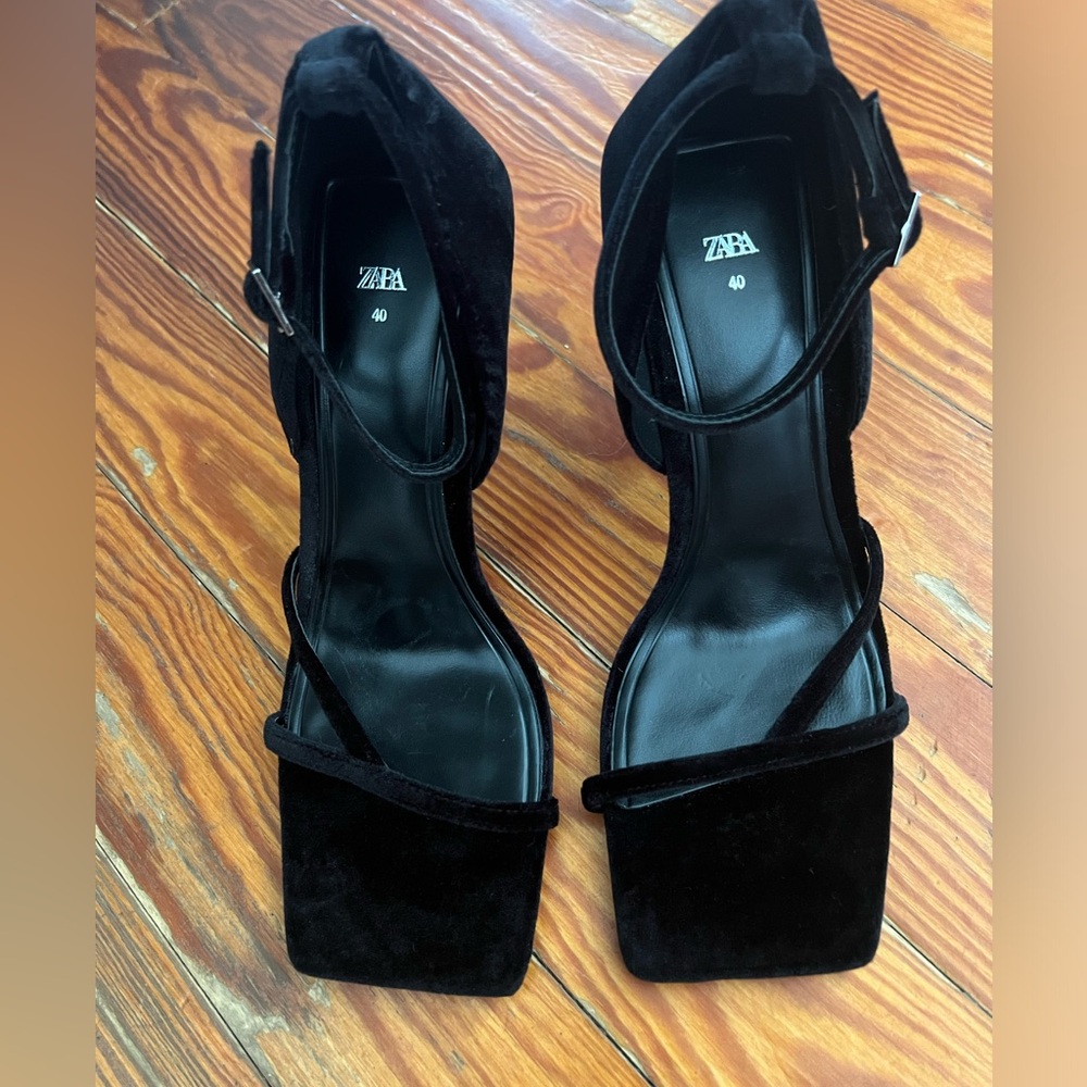 Black velvet Zara heels